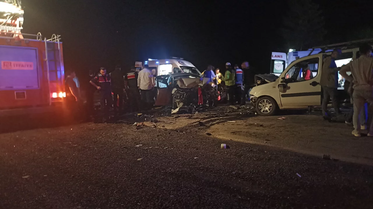 Sivas-G&uuml;r&uuml;n Karayolunda feci kaza! Kafa kafaya &ccedil;arpıştılar...