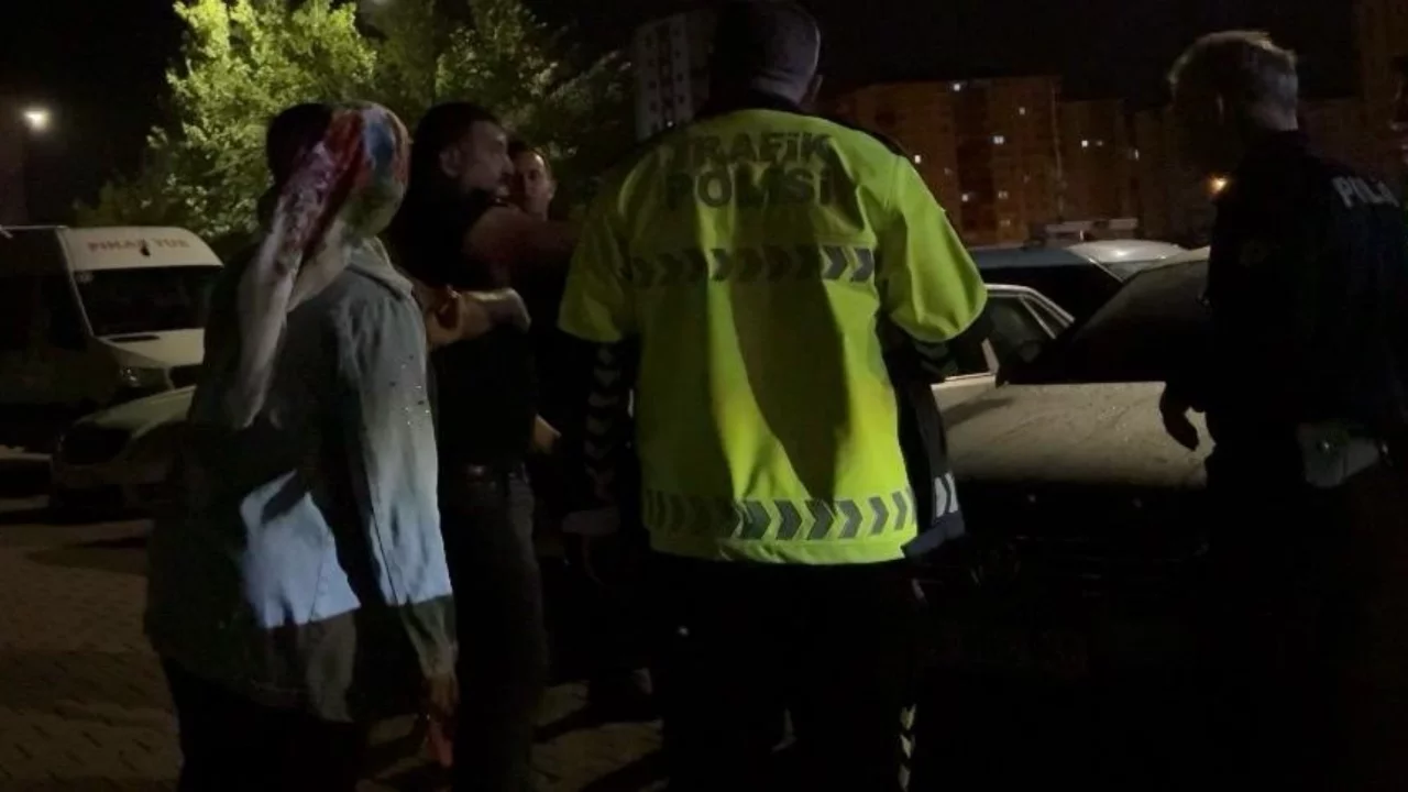 Alkoll&uuml; s&uuml;r&uuml;c&uuml; ka&ccedil;tı, ağabeyi polisle tartıştı