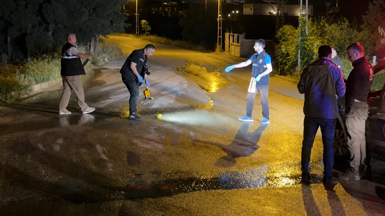 Bı&ccedil;aklı kavgada kan aktı: 2 arkadaş ağır yaralandı