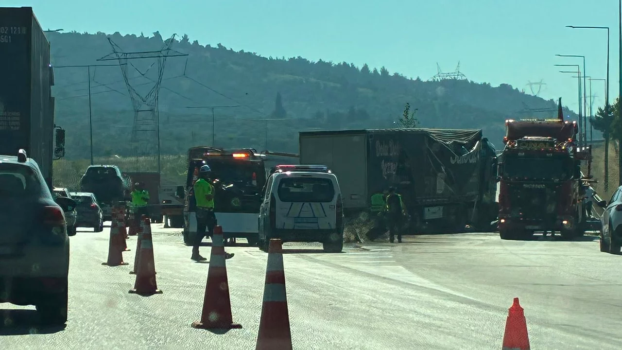 Bursa'da makaslayan TIR otoyol &ccedil;ıkışını kapattı! Kilometrelerce kuyruk oluştu