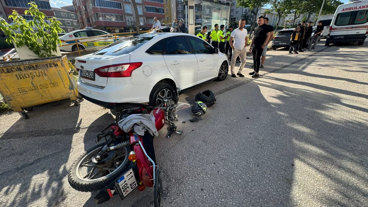 Bilecik'te otomobil ile motosiklet &ccedil;arpıştı