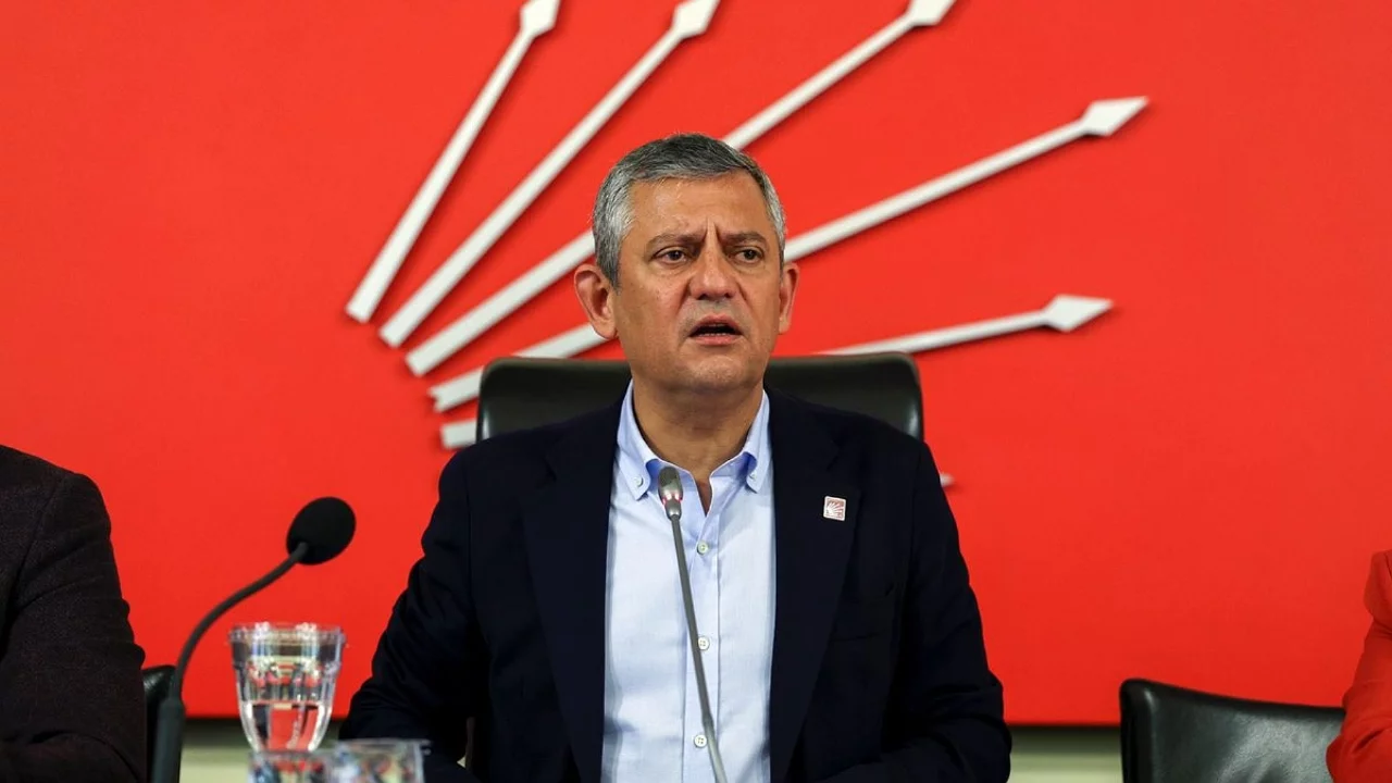 &Ouml;zg&uuml;r &Ouml;zel ve ekibi parti meclisinden istifa etti!