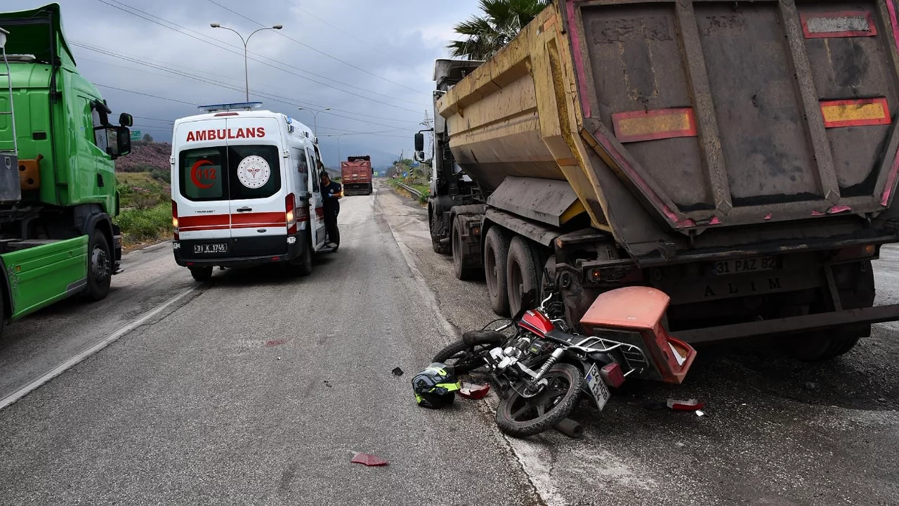 Motosiklet ile hafriyat kamyonu çarpıştı, sürücü yaralandı