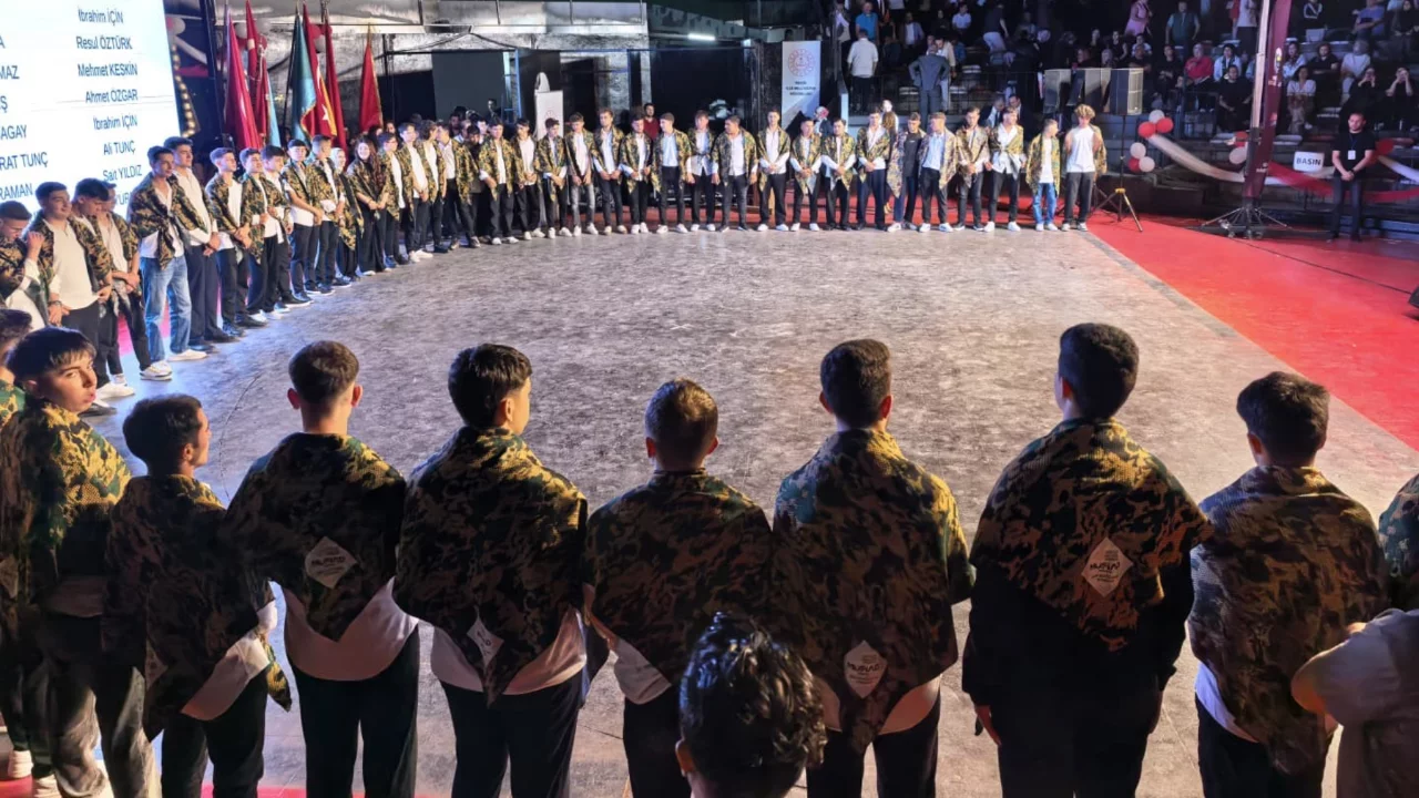 Bursa'da 1100 yıl önceki gelenekle mezun oldular!