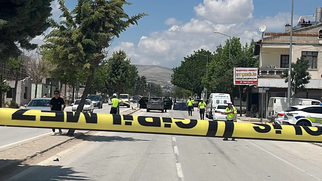 Yolun karşısına ge&ccedil;erken korkun&ccedil; kaza: &Ccedil;arpmanın etkisiyle hayatını kaybetti