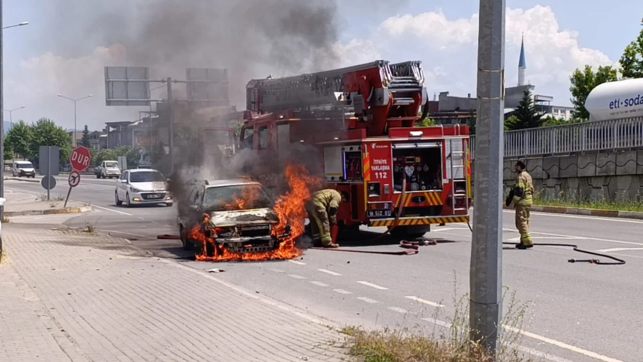Bursa'da seyir halindeki otomobil alev alev yandı!