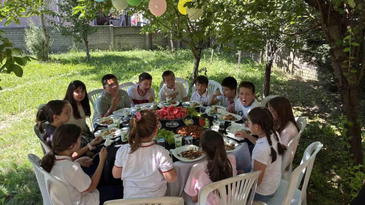 3 yıldır öğrencilere bahçesini açan çift, bu yıl da geleneği bozmadı