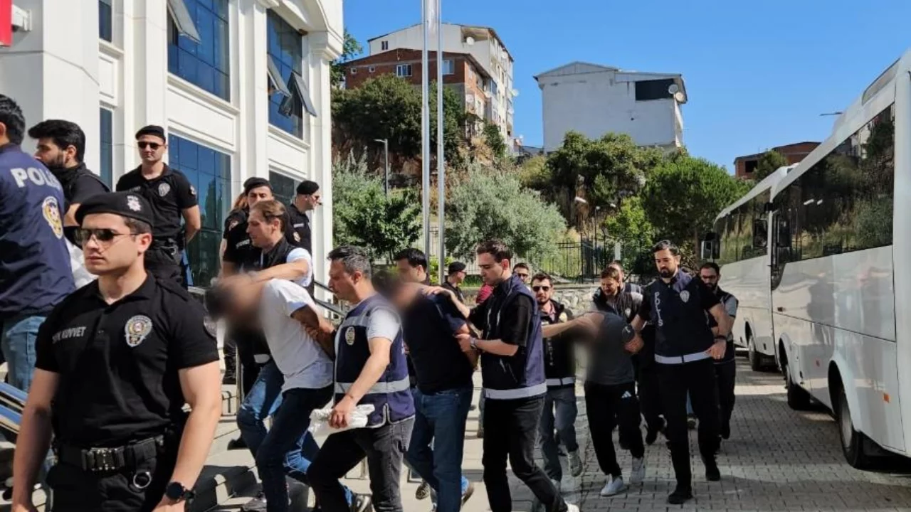 Bursa merkezli 4 ilde d&uuml;zenlenen operasyonda zehir tacirlerine b&uuml;y&uuml;k darbe! Tutuklamalar var...