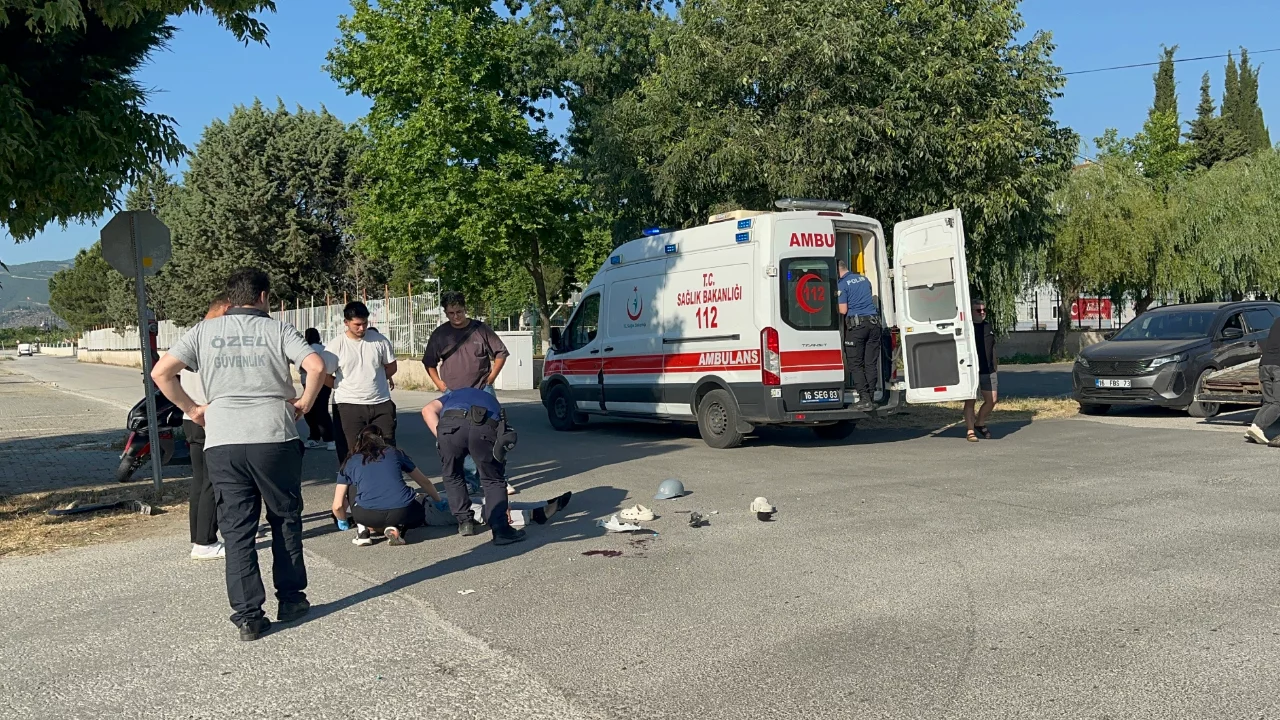 Bursa'da akşam saatlerinde korkutan kaza: Otomobil ile motosiklet çarpıştı, 2 kişi yaralandı