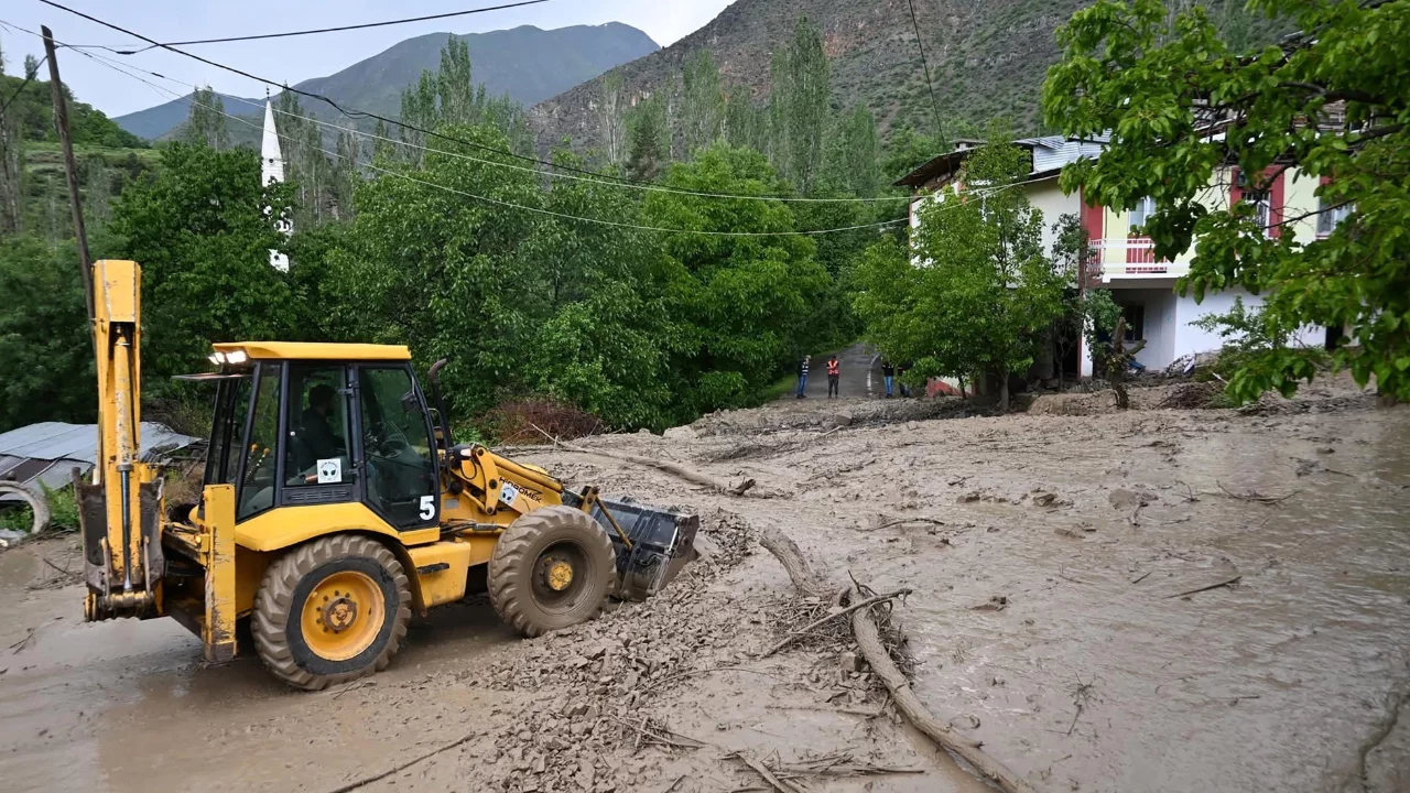 Erzurum'u heyelan vurdu! Yollar ulaşıma kapandı...