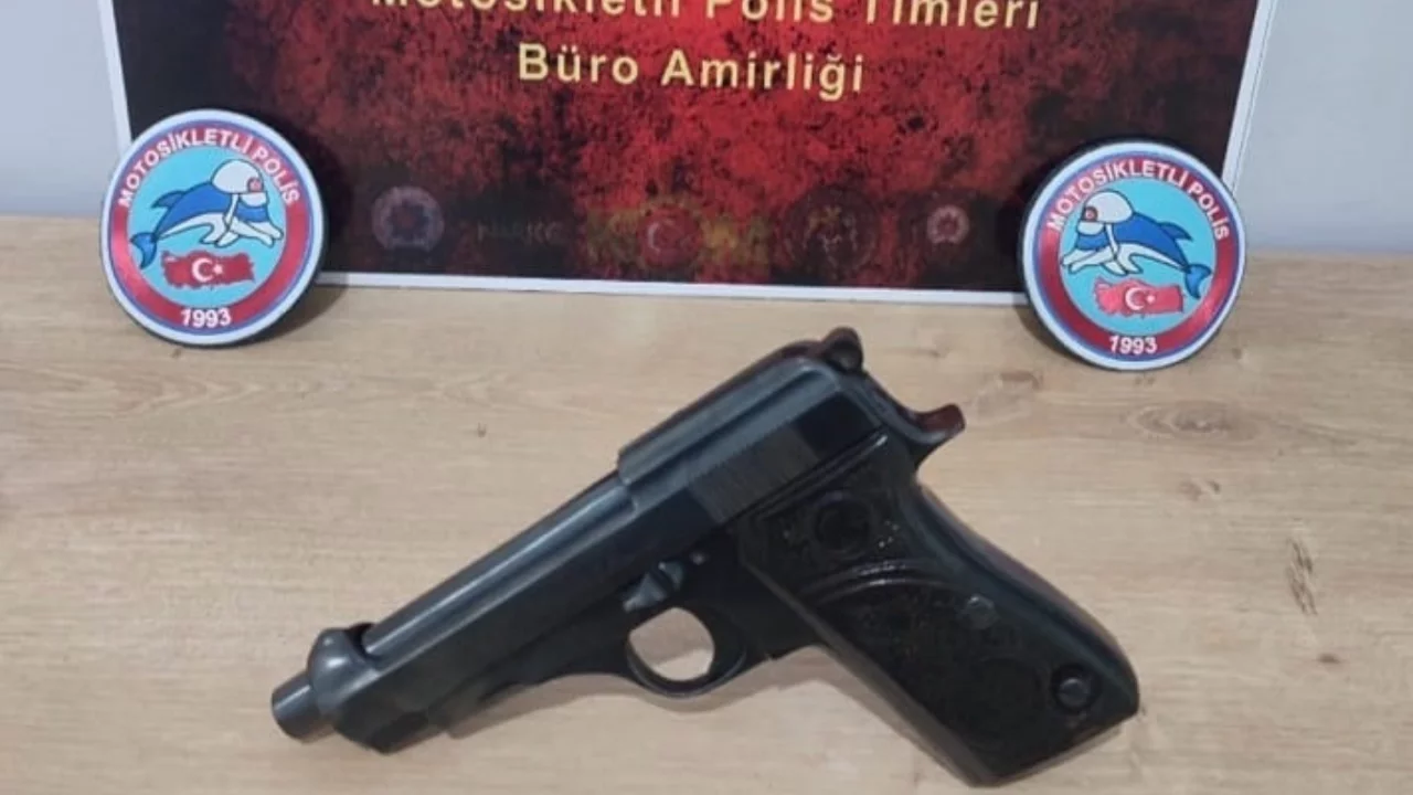 Ruhsatsız tabancayla yakalanan ehliyetsiz sürücüye devasa para cezası! 