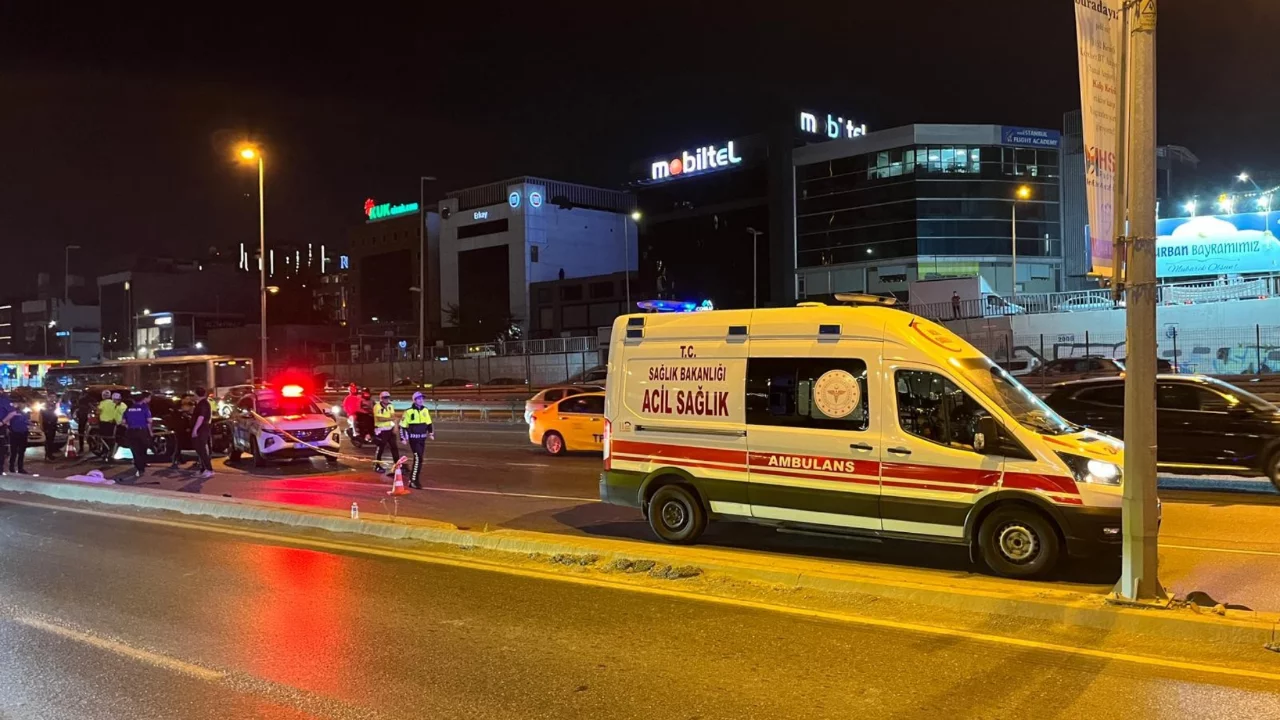 Kontrolden çıkan motosiklet direğe çarptı! 2 kişi yaşamını yitirdi...