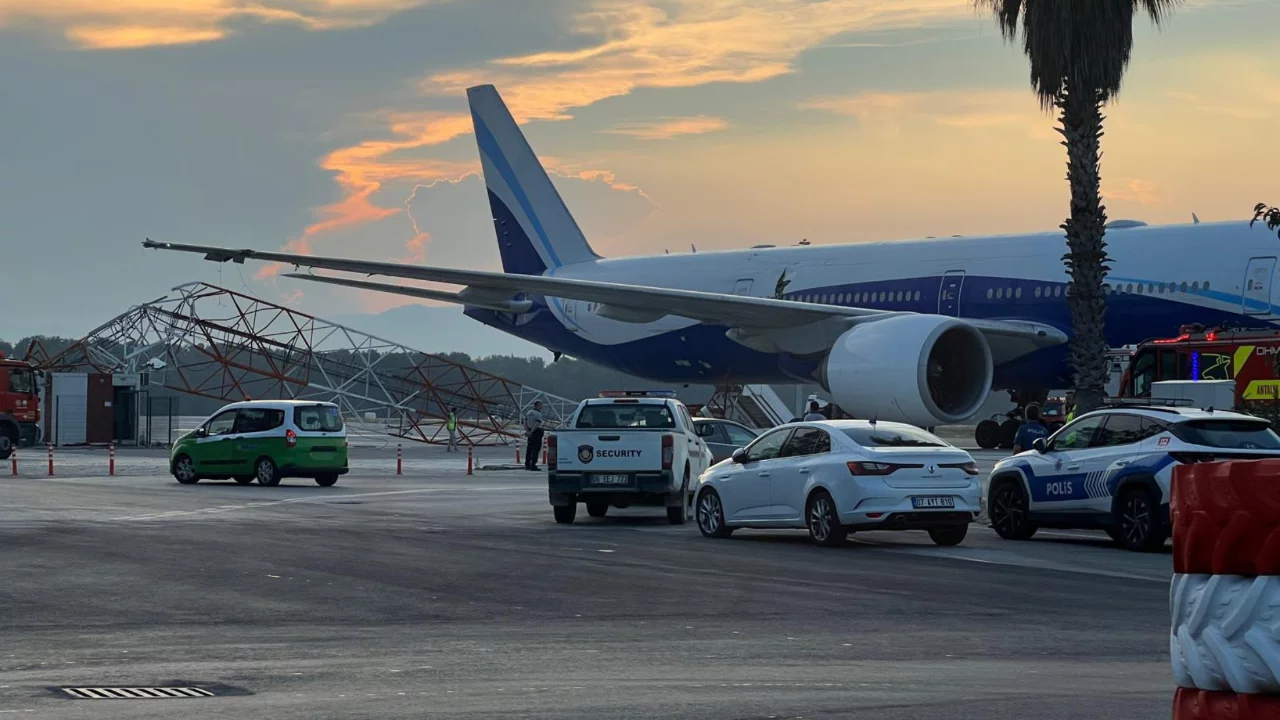 THY uçağı Antalya Havalimanı'nda iniş sonrası radar direğine çarptı: 267 yolcu tahliye edildi