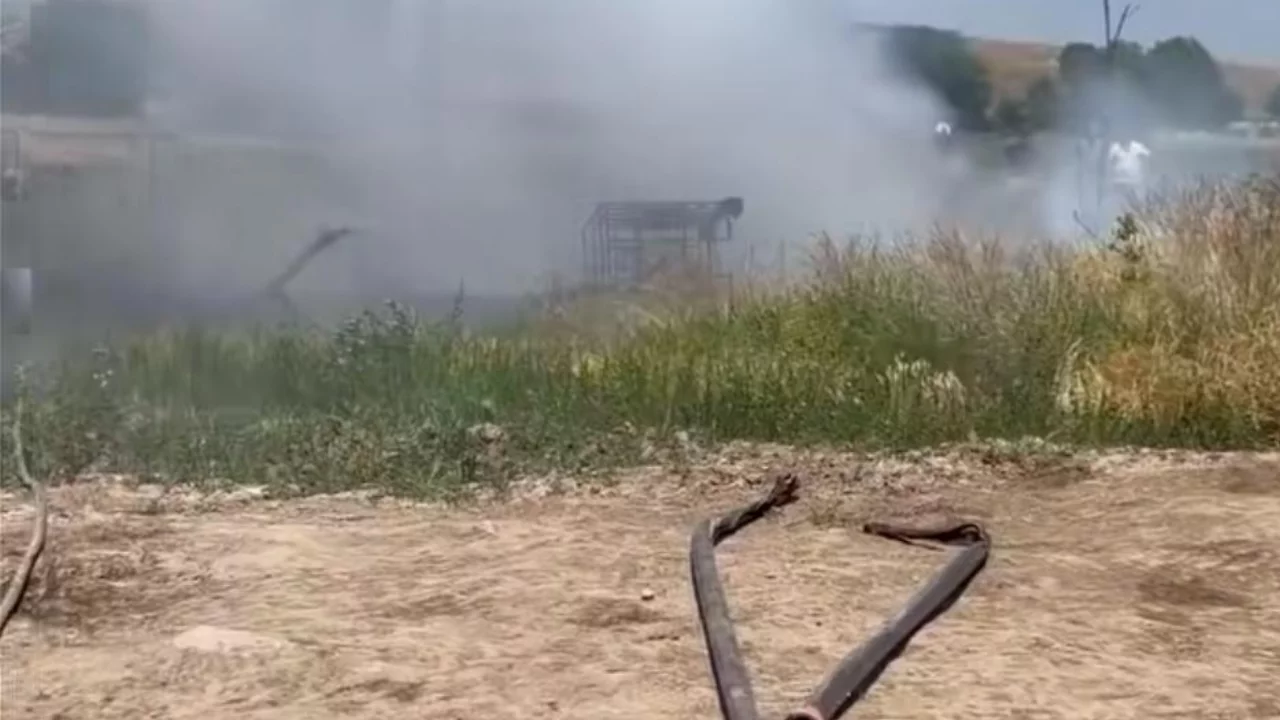 Bursa'da yangın tarlayı vurdu! Y&uuml;zlerce hortum kullanılamaz halde
