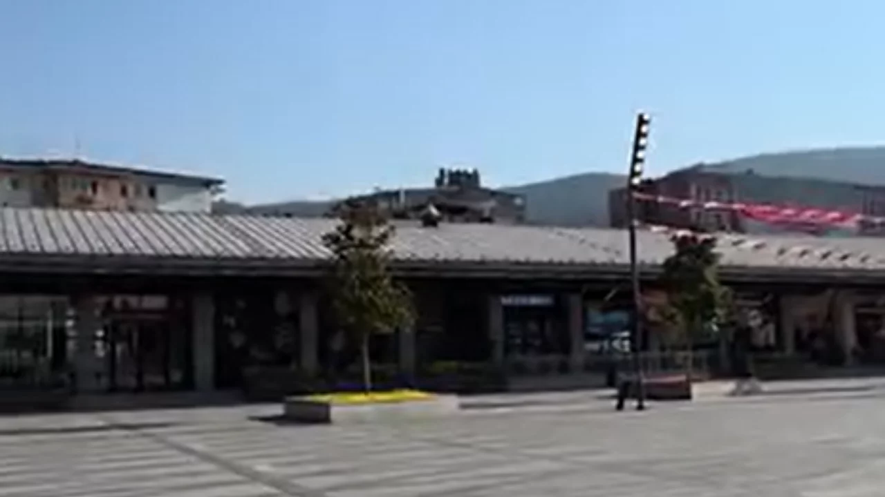 Bursa'da g&uuml;nd&uuml;z vakti yanan sokak lambası isyan ettirdi! "Faturası vatandaşın cebinden &ccedil;ıkıyor"