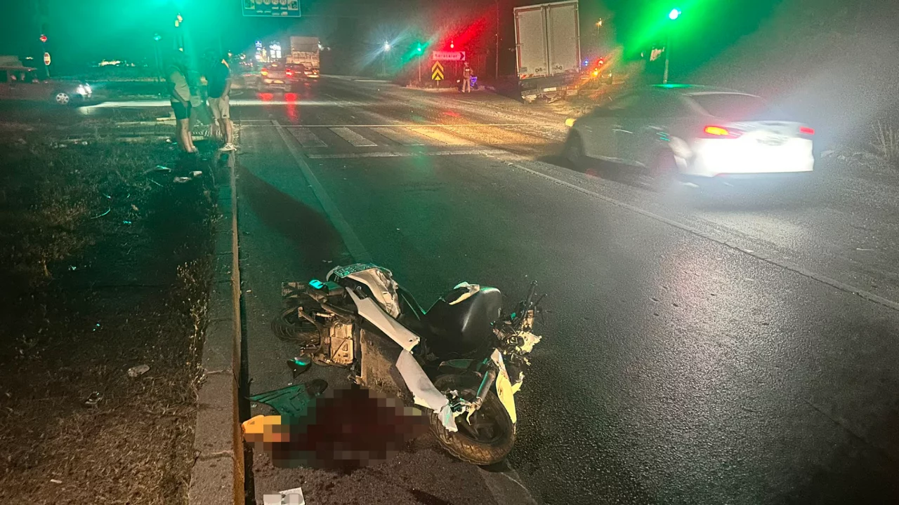 Kamyona arkadan &ccedil;arpan motosiklet s&uuml;r&uuml;c&uuml;s&uuml; hayatını kaybetti