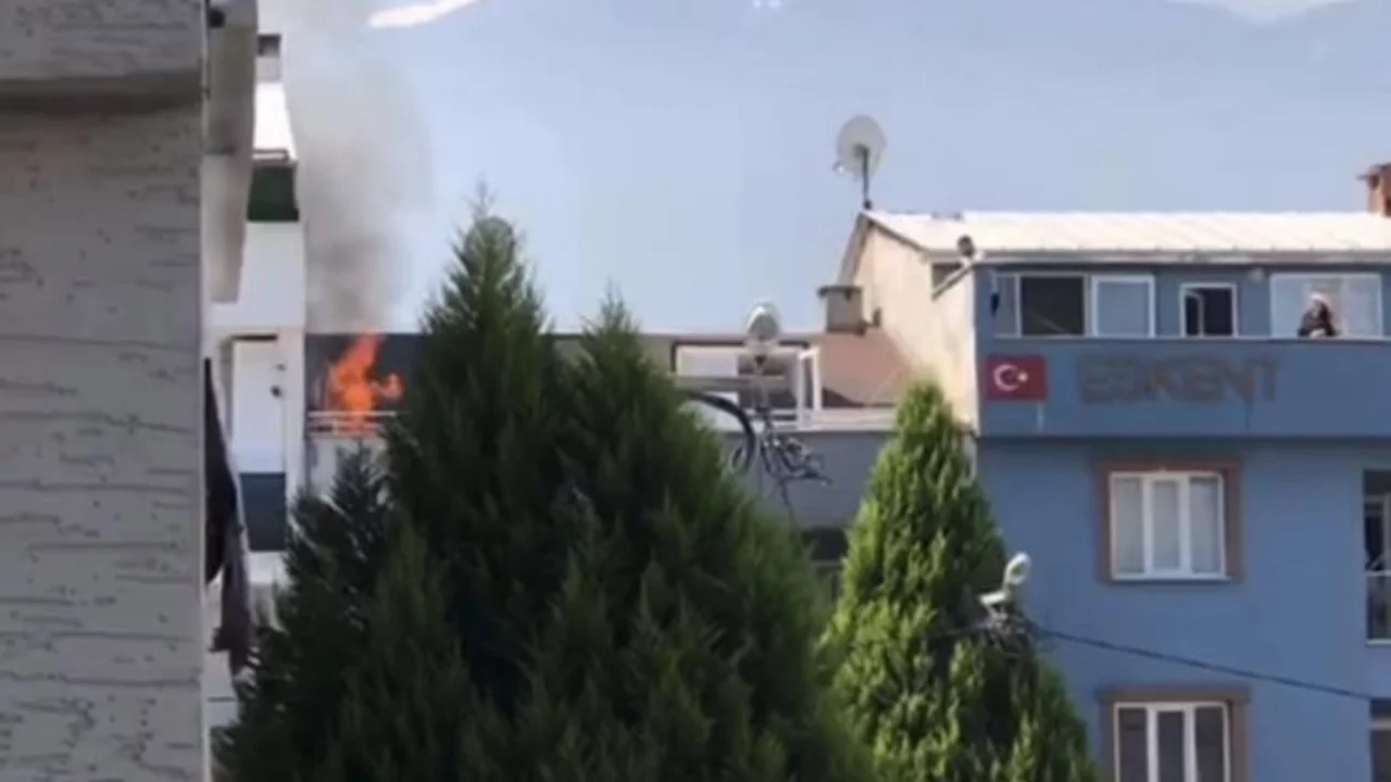 Bursa'da korkutan çatı yangını! Mahalle sokağa döküldü...
