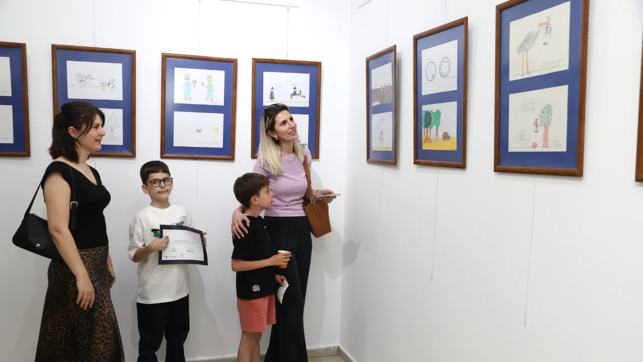 Nil&uuml;fer'de &ccedil;ocukların &ccedil;izimleri sanata d&ouml;n&uuml;şt&uuml;: Karikat&uuml;r sergisi ziyarete a&ccedil;ıldı