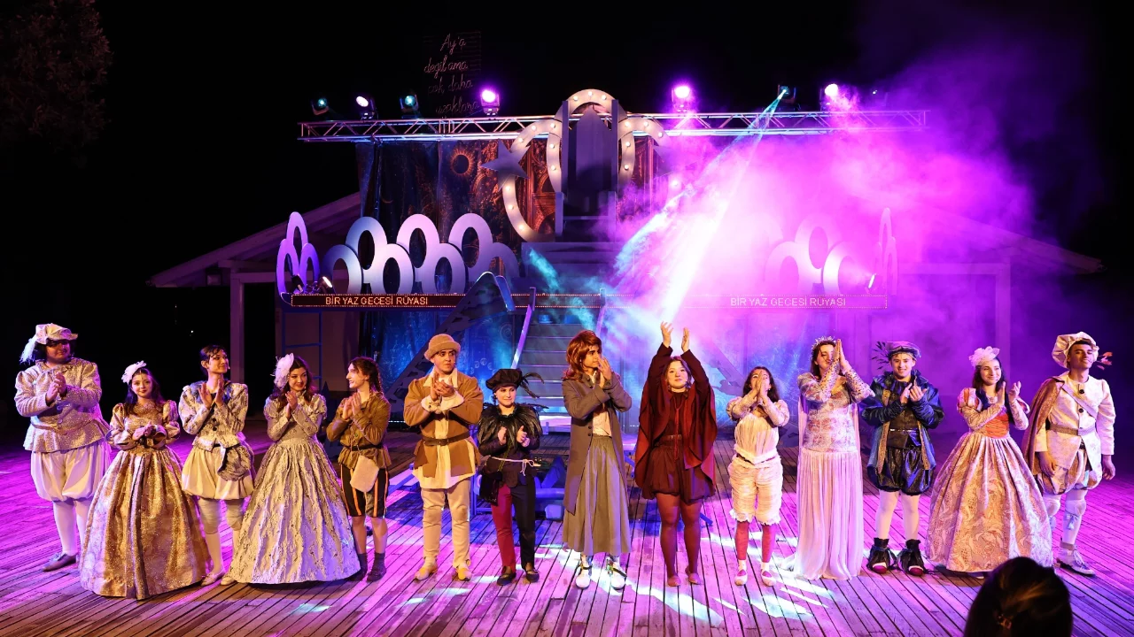 Bursa'da gen&ccedil; oyuncular Shakespeare ile sahneye damga vurdu