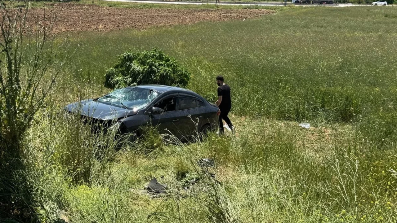 Şarampole devrilen otomobildeki 3 kişi yaralandı