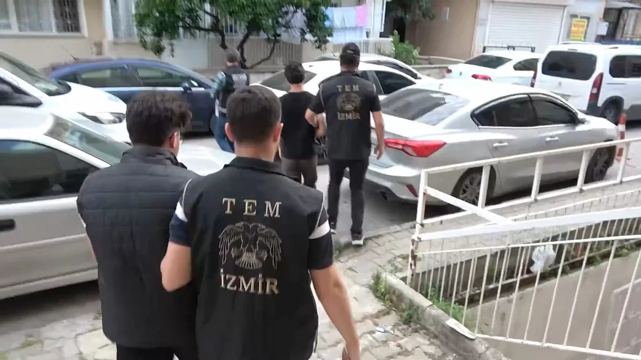İzmir merkezli 12 ilde FET&Ouml; operasyonu: &Ccedil;ok sayıda tutuklama var...
