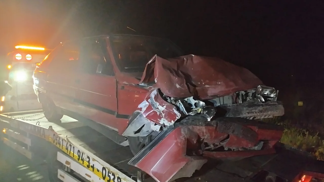 Sivas-Kayseri karayolunda gece saatlerinde korkutan &ccedil;arpışma: 6 kişi yaralandı