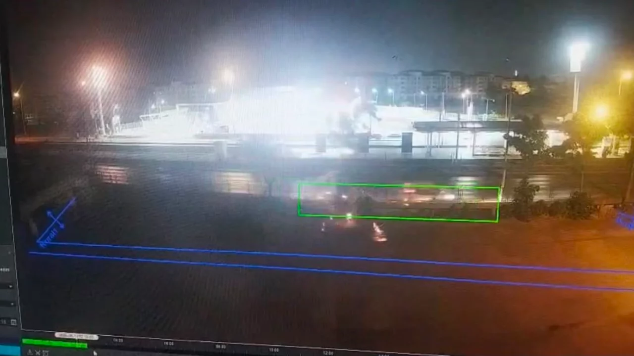 Bursa'da gece yarısı korkunç kaza: Aracı sıkıştırdı, takla attırıp kaçtı