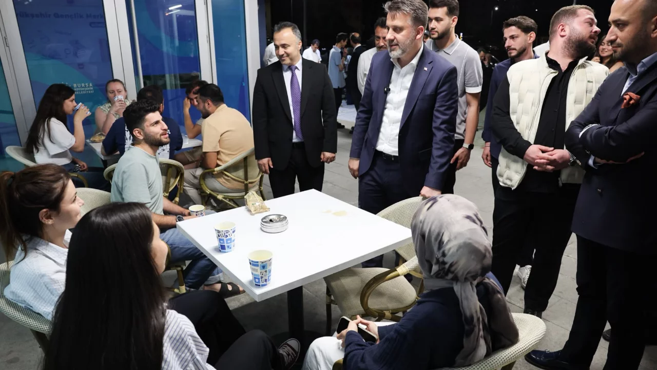 Bursa Büyükşehir'den gençlere sınav dönemi desteği: Başkan Vekili Biba öğrencilerle buluştu