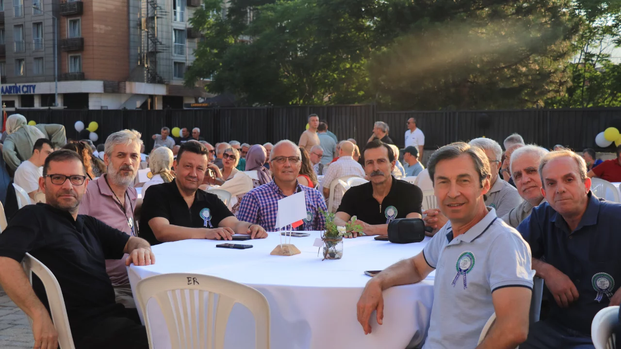 83 yaşındaki öğretmen yıllar sonra öğrencileriyle buluştu: Gözyaşları sel oldu