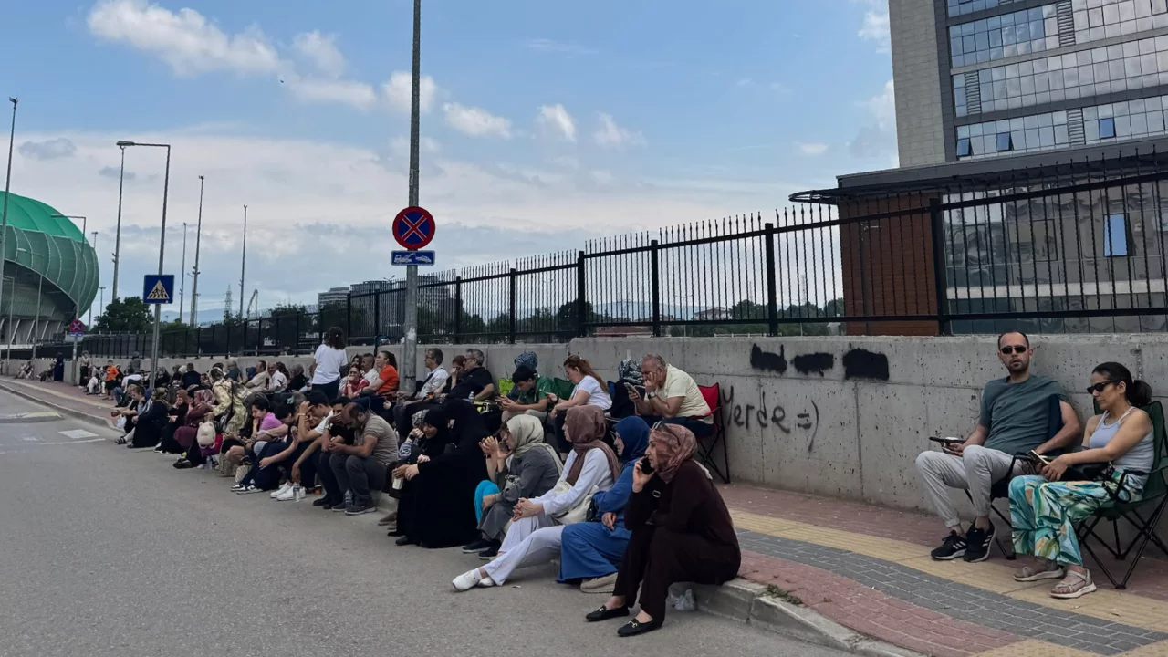 Bursa'da okul bah&ccedil;elerinde LGS n&ouml;beti! Velilerden başarı mesajları...