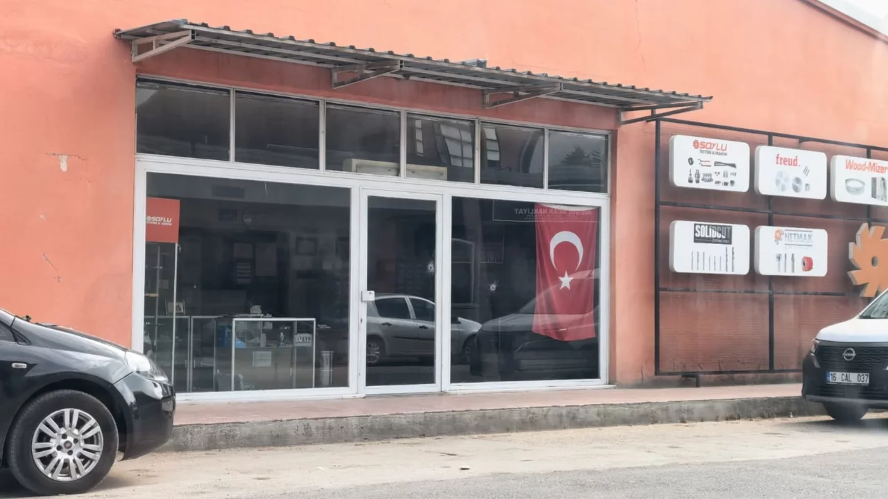 Bursa'da motosikletli saldırganlar iş yerine ateş a&ccedil;tı