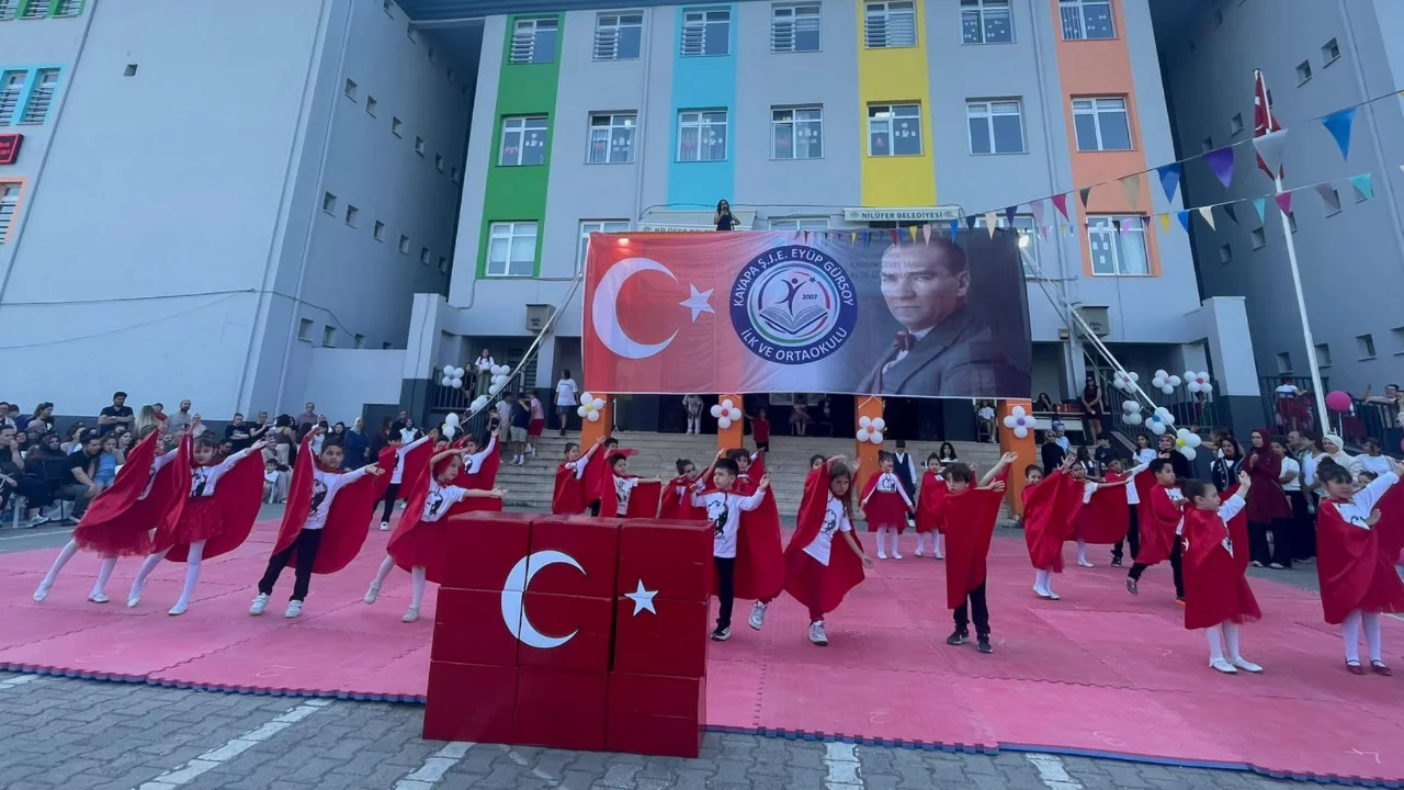 Bursa'da şenlik coşkusu! &Ouml;ğrenciler renkli etkinliklerle sahne aldı