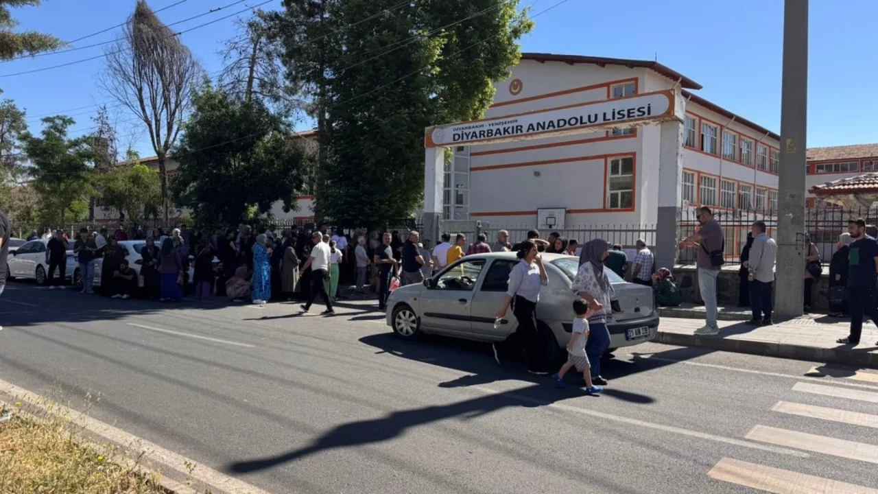 LGS'de yanlış okula giden &ouml;ğrenciler i&ccedil;in polis seferber oldu