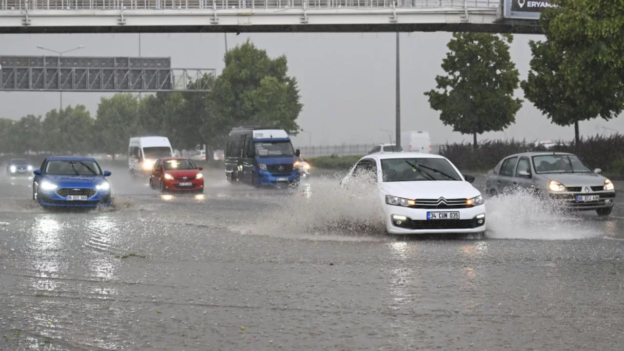 Ankara'da aniden bastıran sağanak ve dolu hayatı fel&ccedil; etti