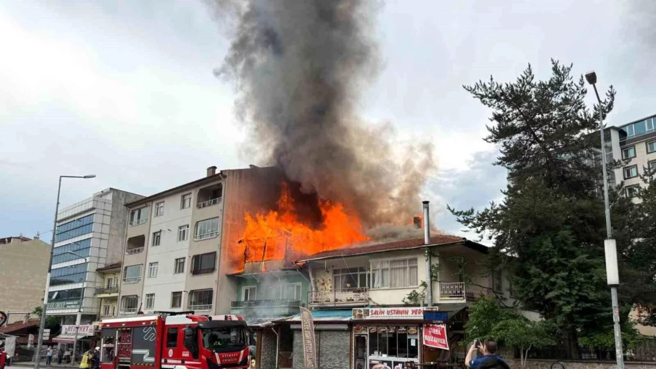 Ankara'da iki katlı binanın &ccedil;atısı yandı