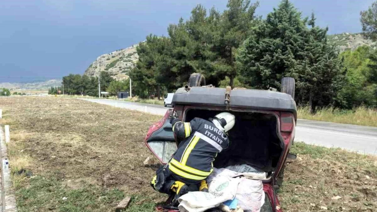 Yoldan &ccedil;ıkan otomobil takla attı: Yaralılar var...