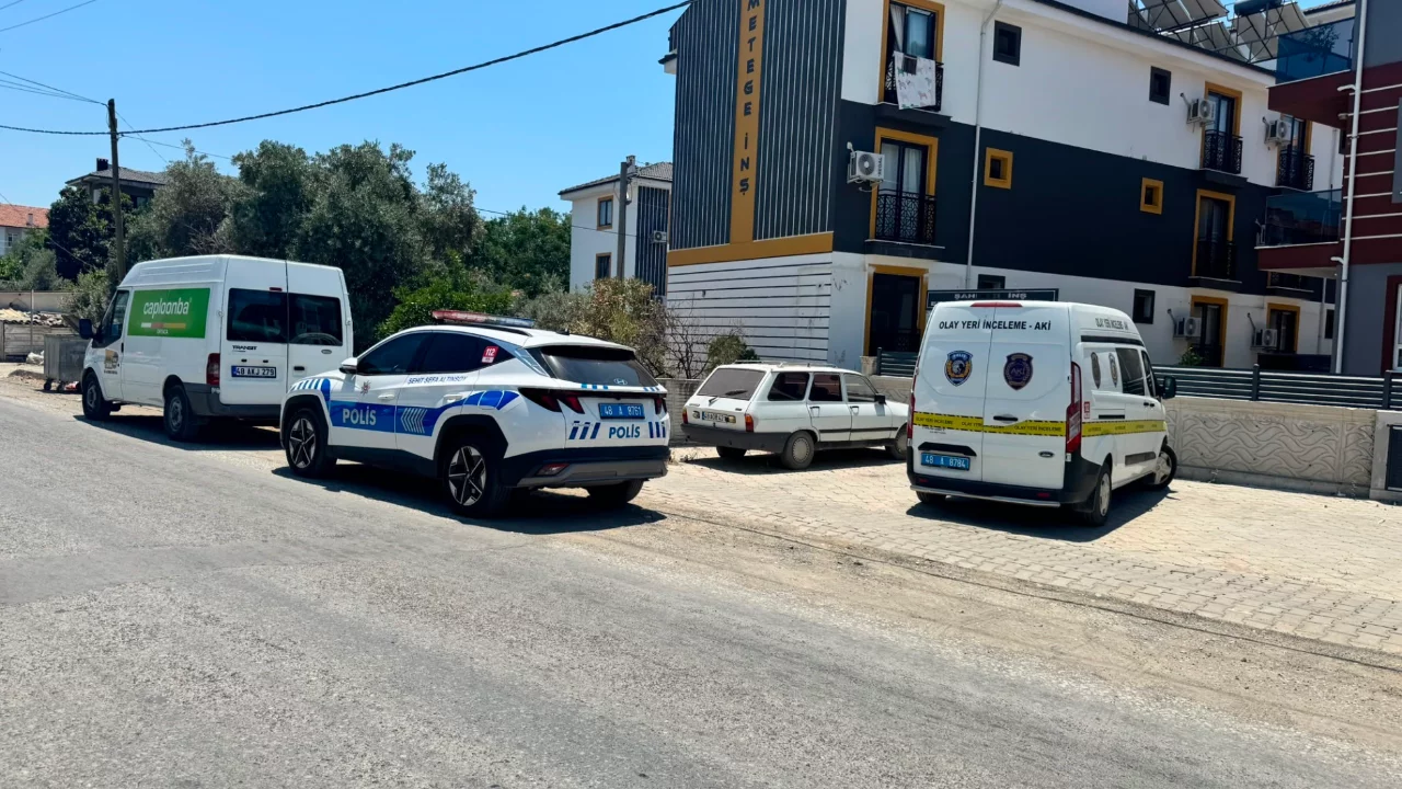 Evinde, av t&uuml;feği ile vurulmuş halde bulundu