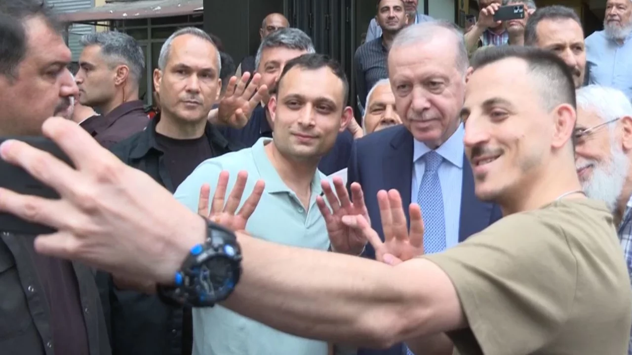 Cumhurbaşkanı Erdoğan Beyoğlu'nda vatandaşlarla buluştu