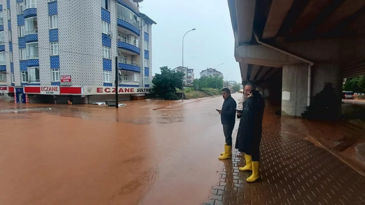 Şiddetli yağış hayatı fel&ccedil; etti! Sokaklar ve iş yerleri sular altında kaldı