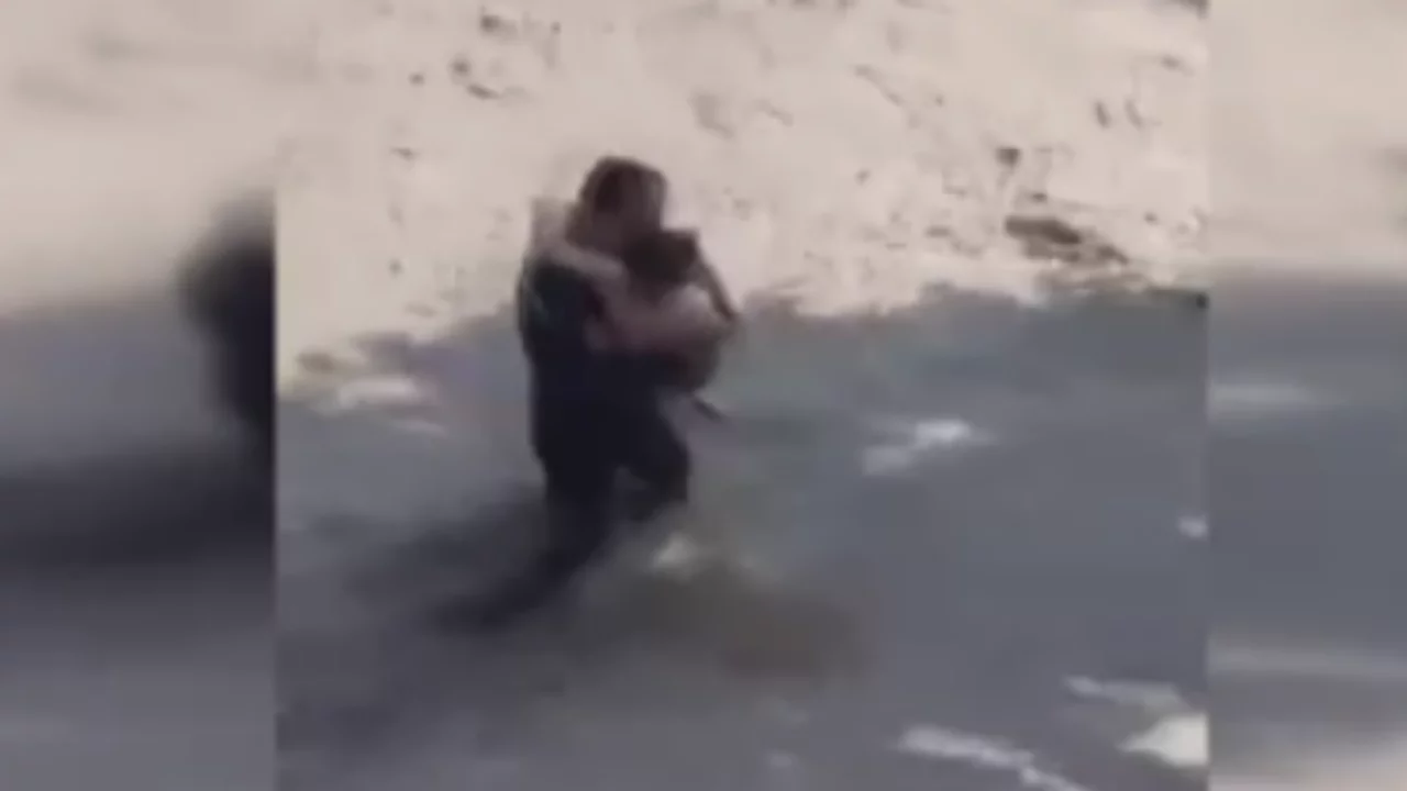 Azerbaycan'da nehre düşen çocuğu polis kurtardı, dede hayatını kaybetti