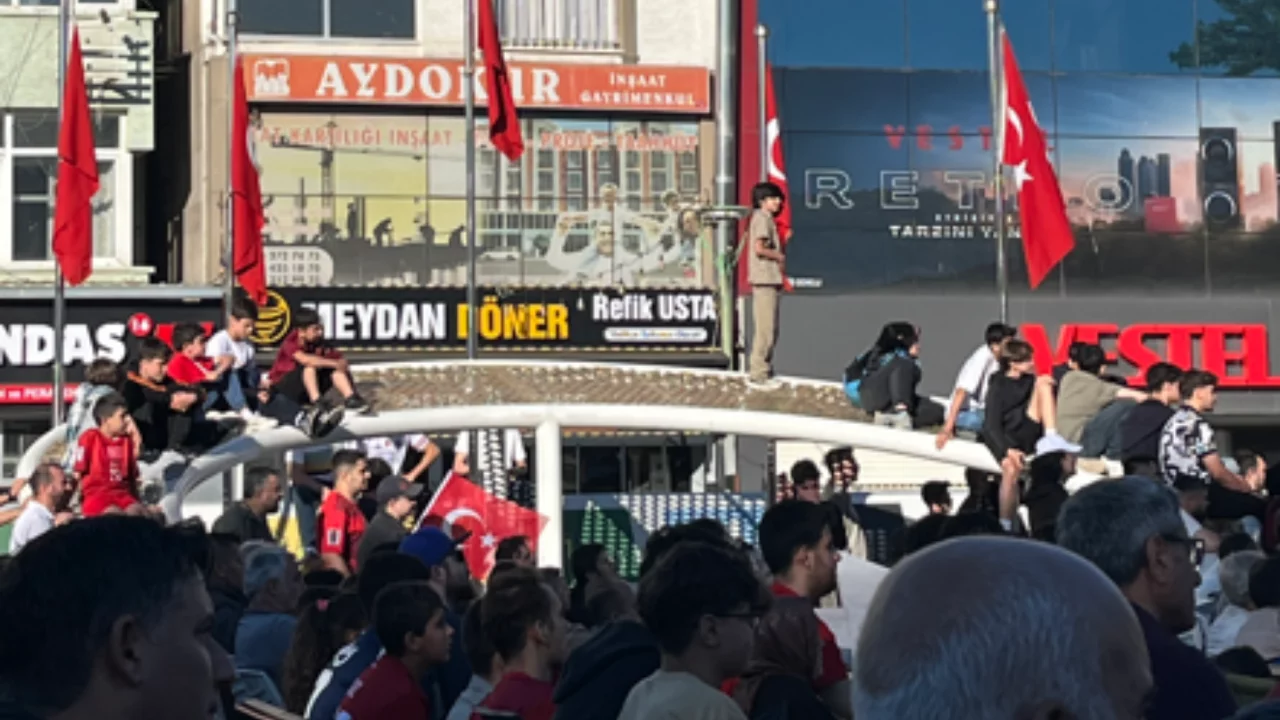 Bursa'da meydanlara sığmadılar, g&ouml;ky&uuml;z&uuml;ne tırmandılar!
