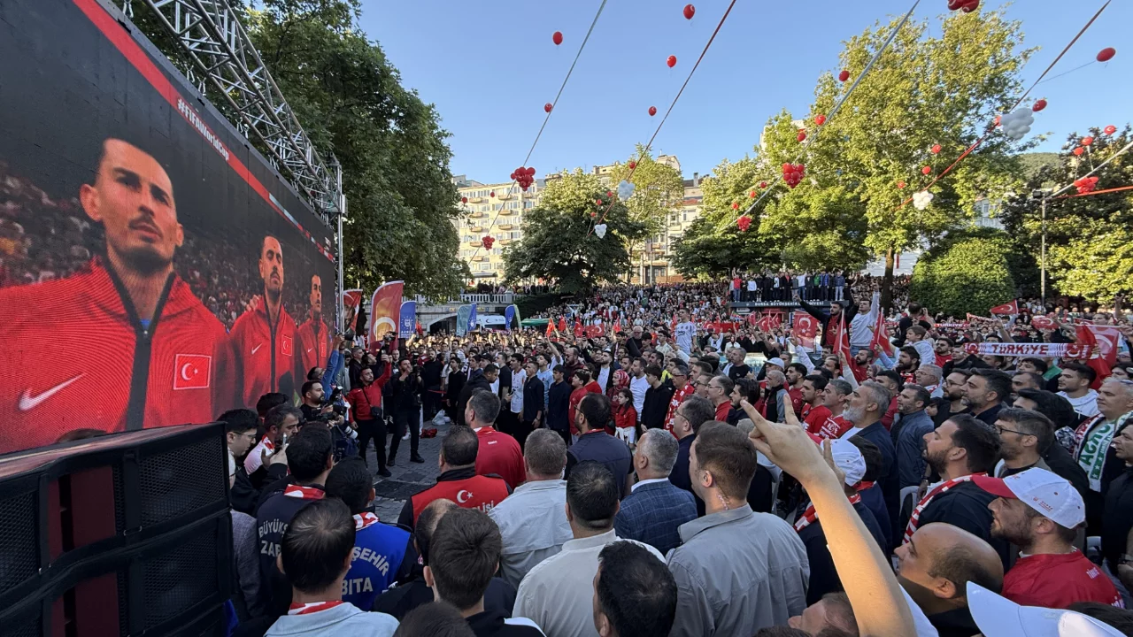 Bursa'da A Milli Futbol Takımı'nın ma&ccedil;ı dev ekrandan izlendi