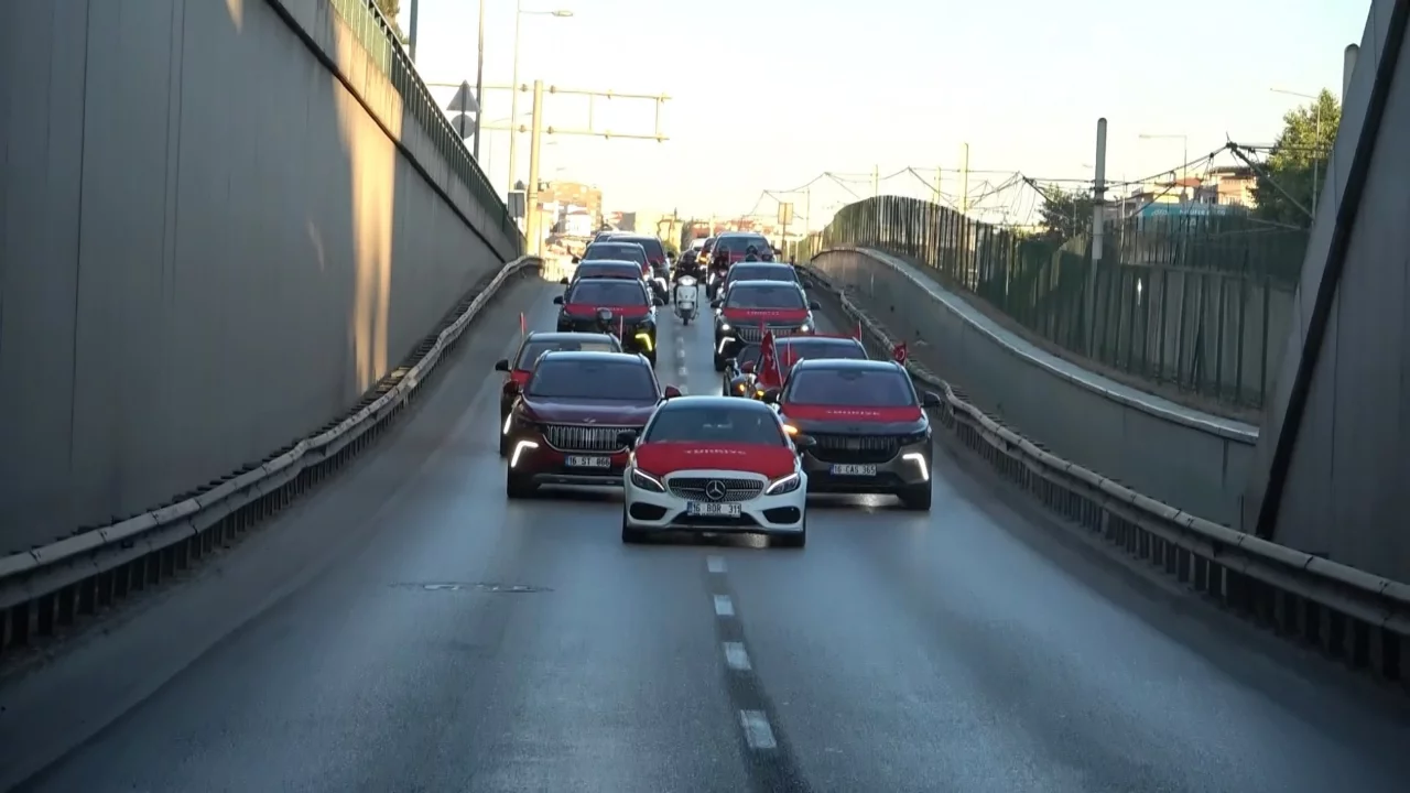 Bursa'da yüzlerce araçlık konvoy kenti turladı! A Milli Takım coşkusu sokaklara taştı