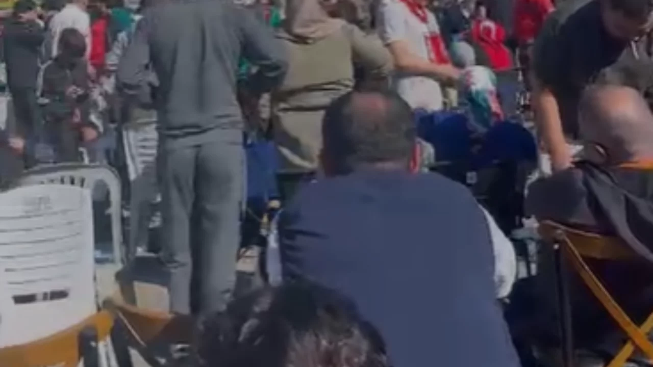 Bursa'da meydanlarda h&uuml;z&uuml;nl&uuml; anlar! Taraftarlar tek tek alanları terk etti