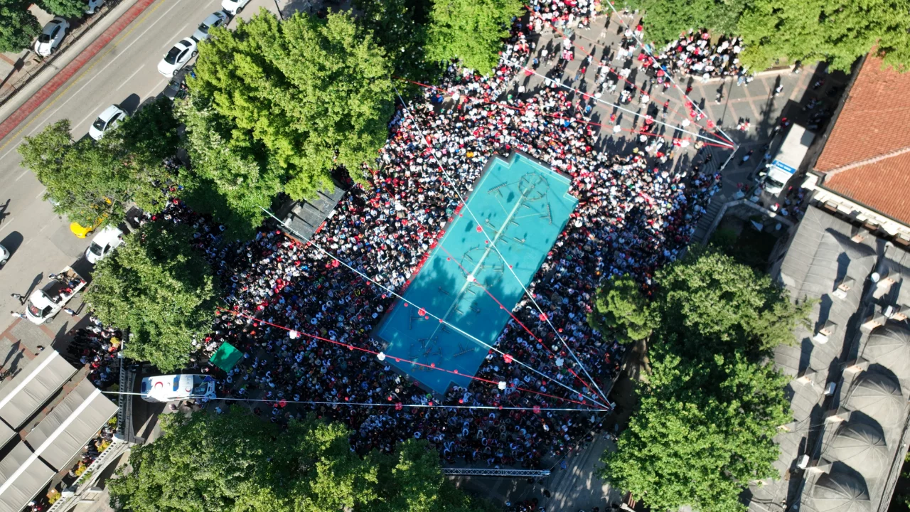 Bursa'da meydanlara kurulan dev ekranlarda D&uuml;nya Kupası heyecanı yaşandı