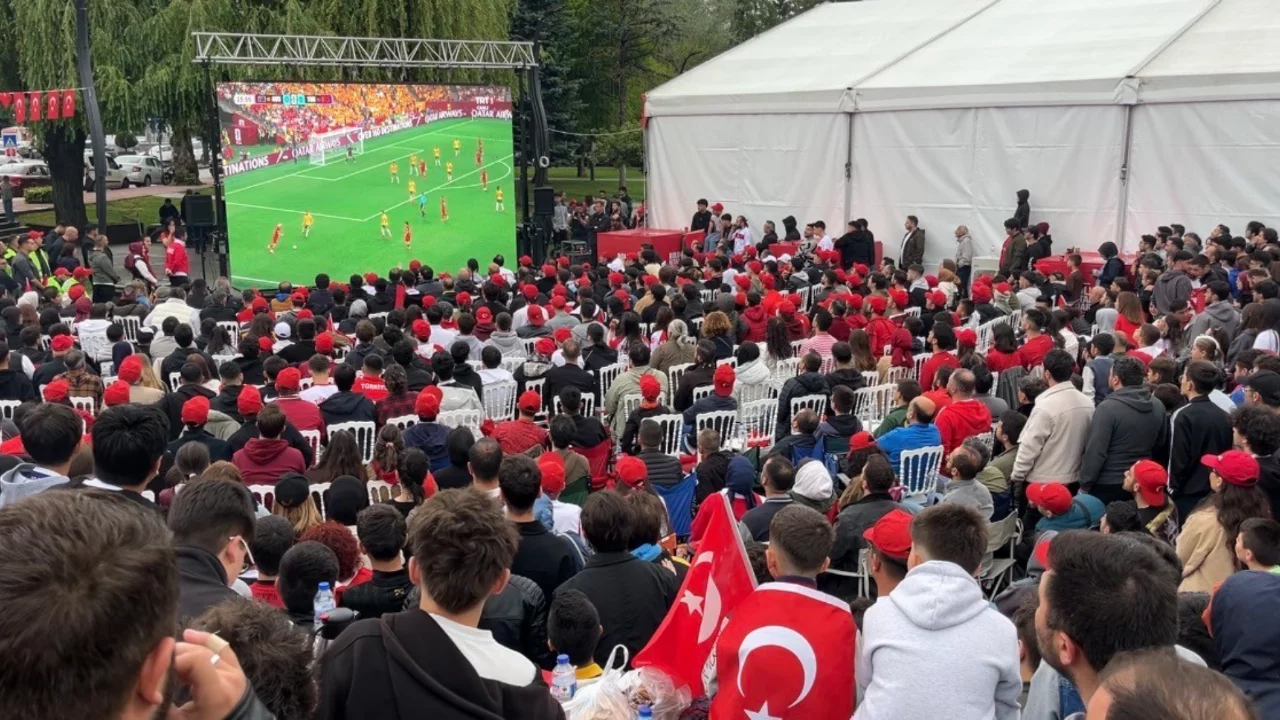 Bolu'da 'D&uuml;nya Kupası' coşkusu sokağa taştı: Anıtpark'ta tarihi heyecan