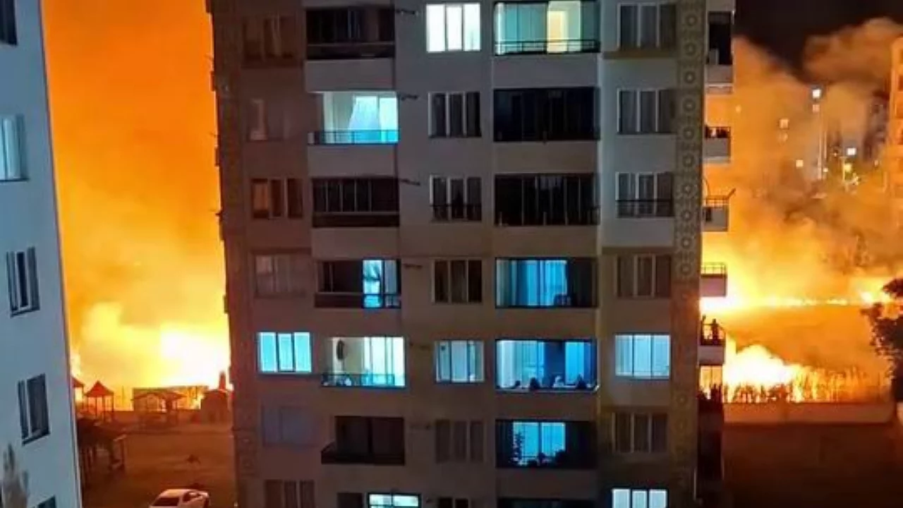 Alevler geceyi aydınlattı! Apartmanlar son anda kurtarıldı