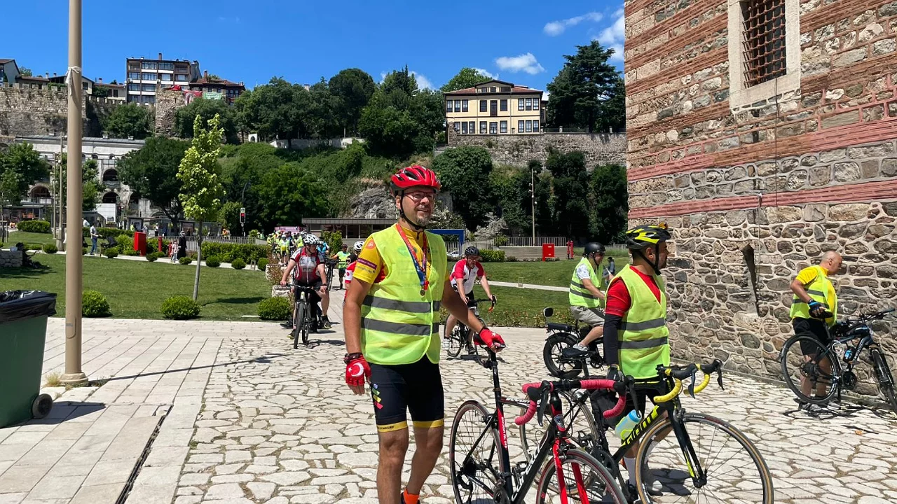 Bursa'da y&uuml;zlerce kişi pedal &ccedil;evirdi!