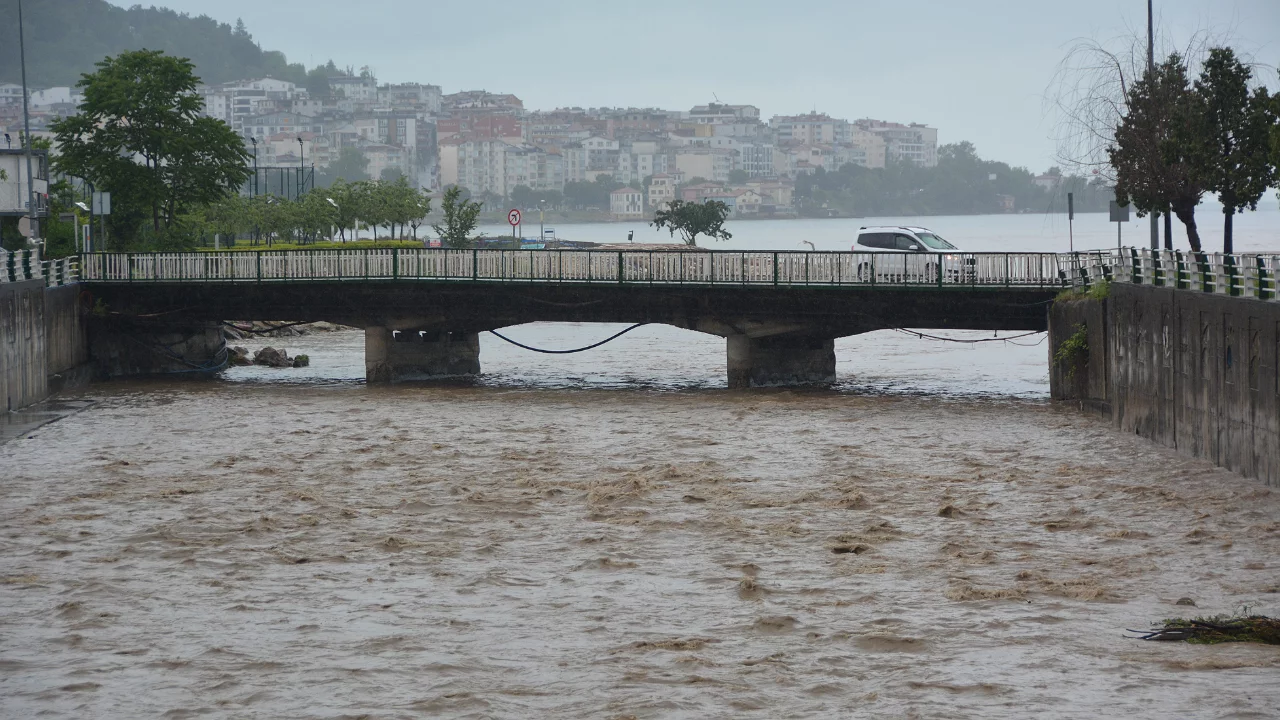 Sağanak hayatı fel&ccedil; etti! Cadde ve sokaklar g&ouml;le d&ouml;nd&uuml;, istinat duvarı &ccedil;&ouml;kt&uuml;