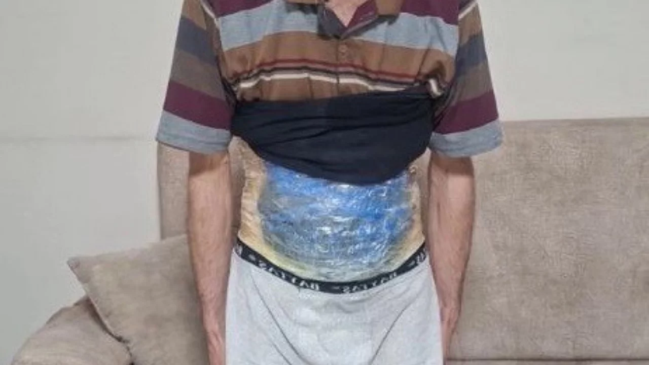 Vücuduna bantladığı yarım kilo esrarla yakalandı!